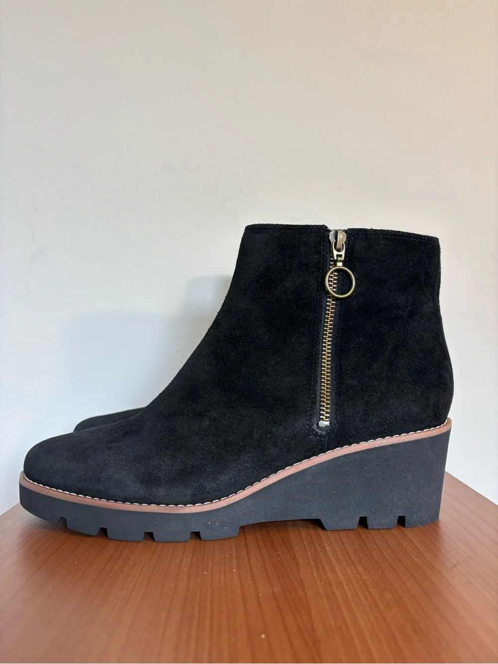 Vionic Hazal Water Repellent Suede Ankle Boots Wedge Heel US Women's size 9.5
